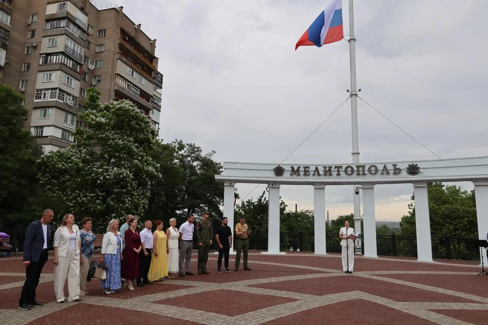 На площади Победы в Мелитополе состоялась церемония поднятия флага в честь Дня России. Фото - министерство культуры Запорожской области