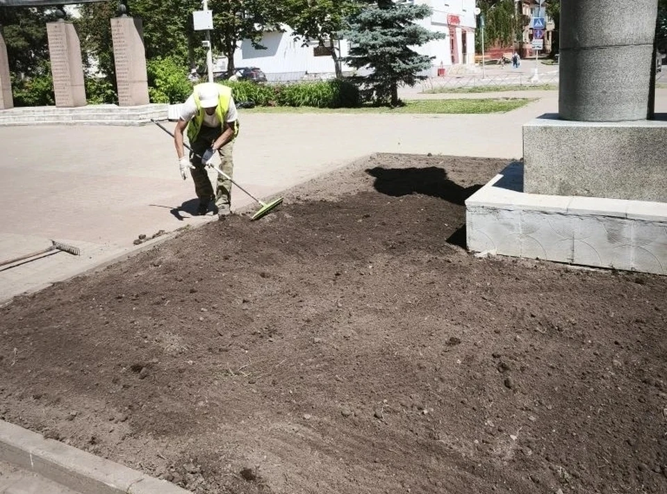 В сквере Жукова навели порядок