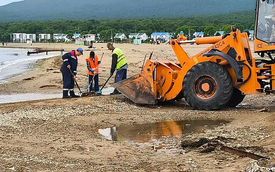 Специалисты убирают водоросли, траву и мусор, скопившиеся в межсезонье.