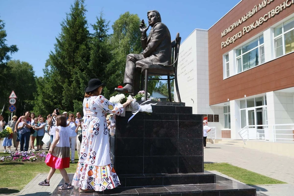 Дочери приезжают на родину отца