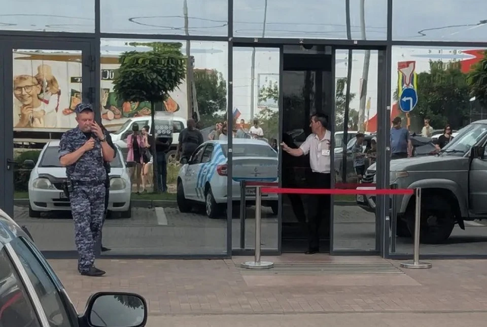 Торговый центр пока не открылся.
