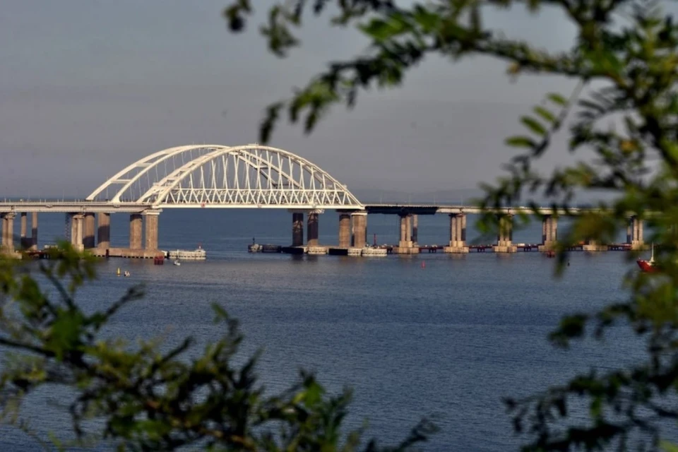 Более 800 автомобилей находится в очереди на подъездах в Крымскому мосту Фото из архива КП