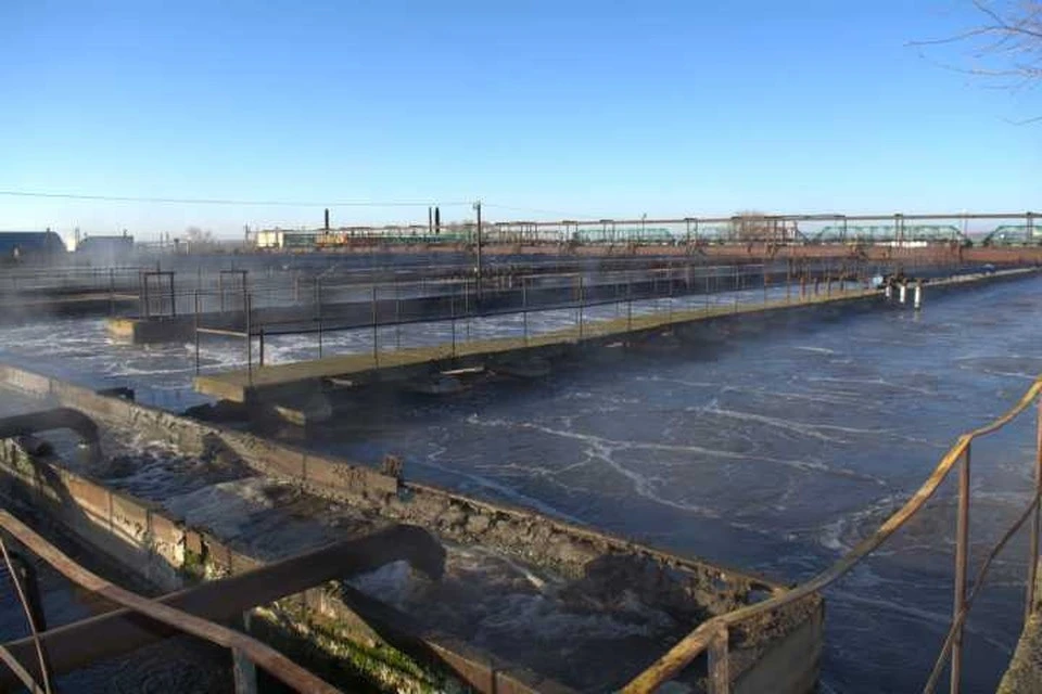 В аэротенках на острове оставшуюся после очистки в воде органику съедают бактерии активного ила.