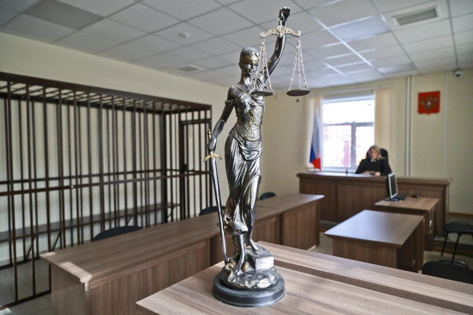 Владелица карты примирилась с подсудимой и просила прекратить уголовное дело.