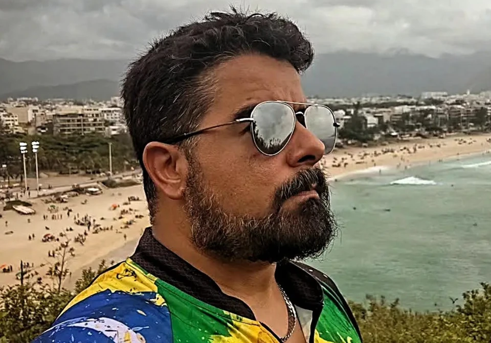 Кайо Роша Агиар Аррабал поднялся на каменную площадку, чтобы сфотографироваться, но сорвался.