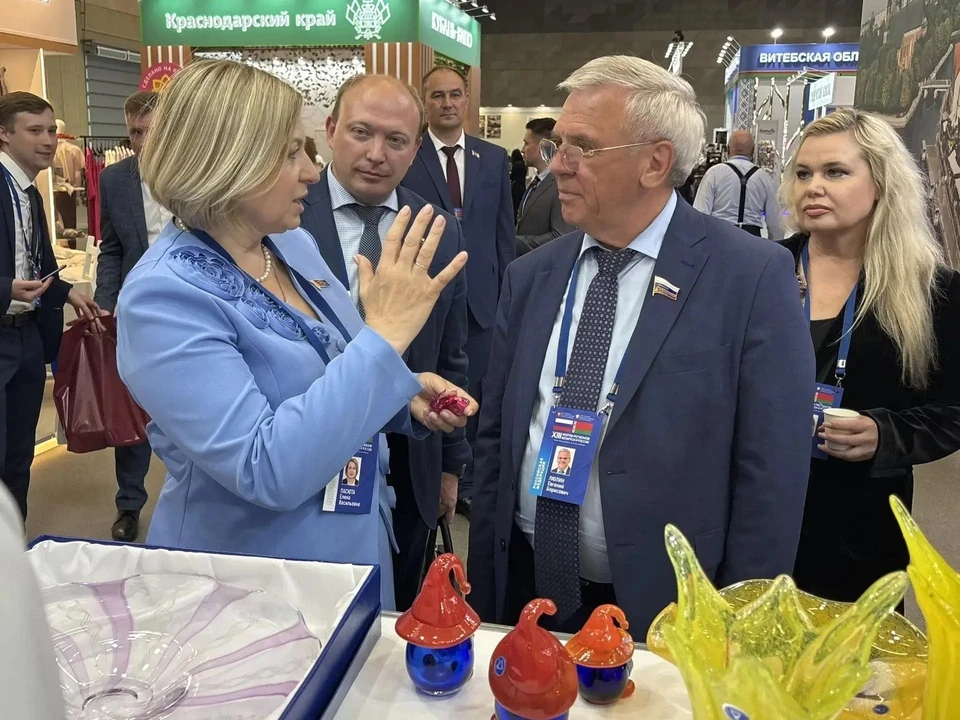 323 договора о сотрудничестве подписали на Форуме регионов Беларуси и России. Фото: пресс-служба ЗСНО
