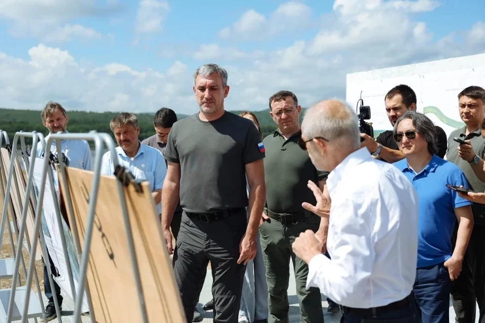 Василий Орлов оценил перспективы трансграничного перехода через Амур. Фото: пресс-служба Правительства Амурской области.