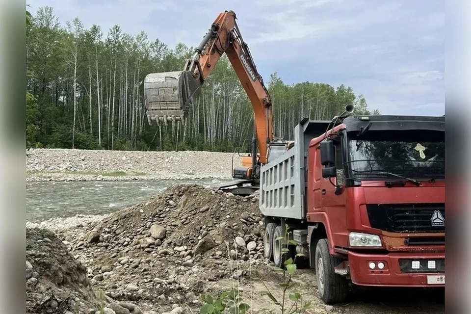 В Байкальске начали расчистку русла реки Солзан. Фото: Министерство природных ресурсов и экологии Иркутской области