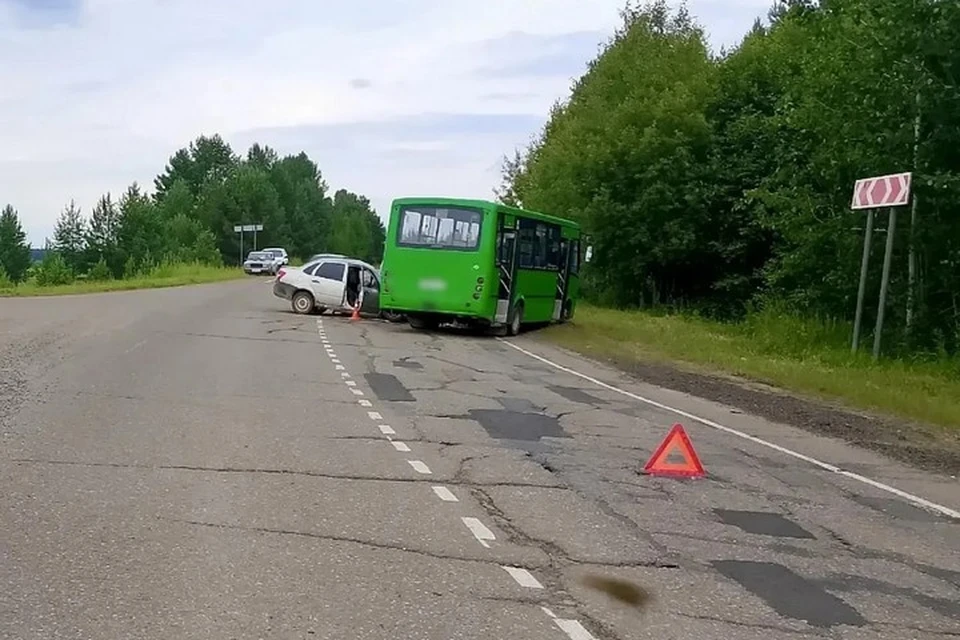 Автомобилистов призывают соблюдать ПДД. Фото: Госавтоинспекция Удмуртии