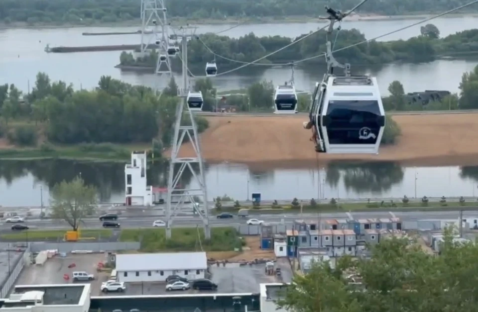 Канатная дорога в Нижнем Новгороде остановилась из-за сильного ветра.