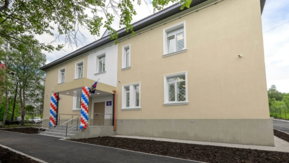 Перед открытием обновленного здания чин освящения провел член Общественного совета при УМВД России по Мурманской области, протоиерей Владимир. Фото: УМВД по Мурманской области