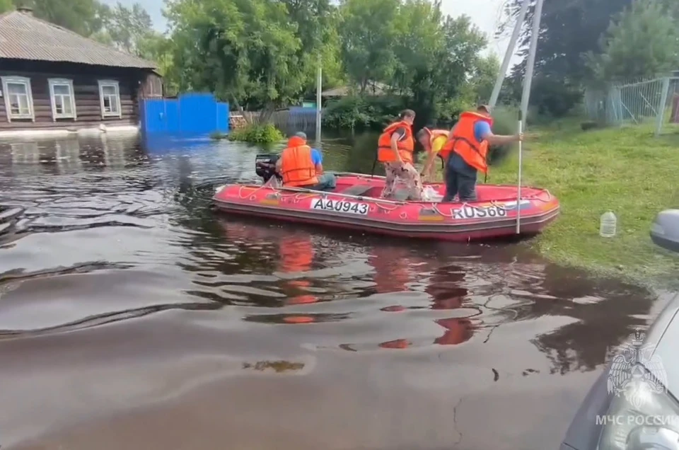 Всего в Ирбитском районе подтоплено 98 приусадебных участков. Фото: ГУ МЧС России по Свердловской области