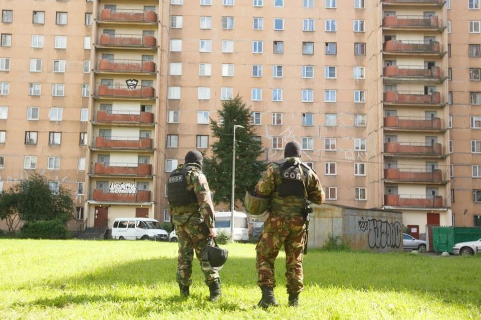 Из арендованного жилья женщина развернула полноценный наблюдательный пункт.