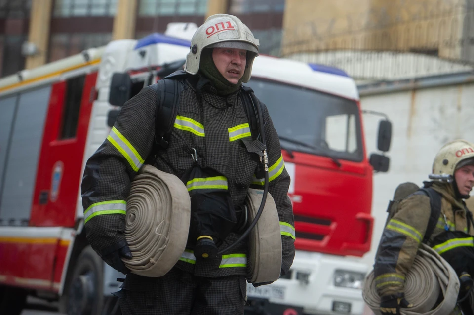 Пожарные не допустили распространения огня на соседние здания.