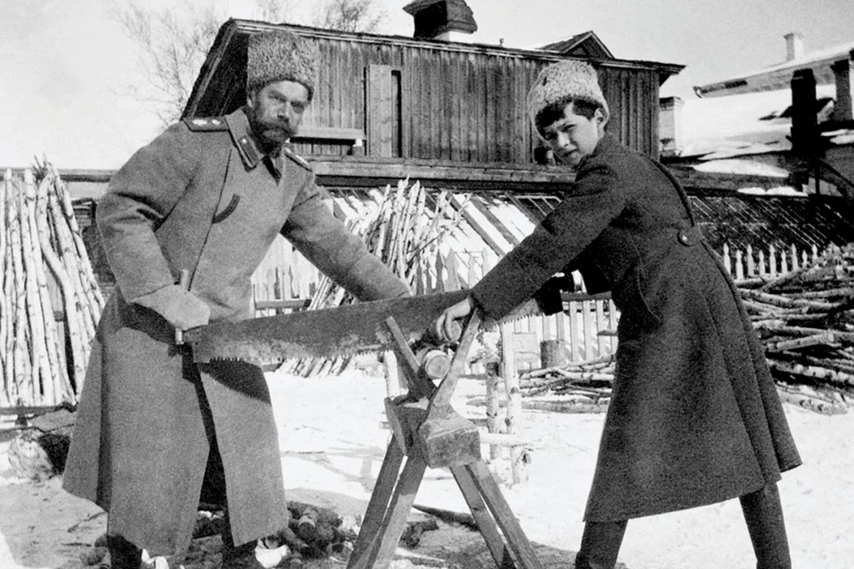 Николай II и цесаревич в ссылке в Тобольске. Не с этой ли шинели та пуговица? Фото: Romanov Collection, General Collection, Beinecke Rare Book and Manuscript Library, Yale University/en.wikipedia.org