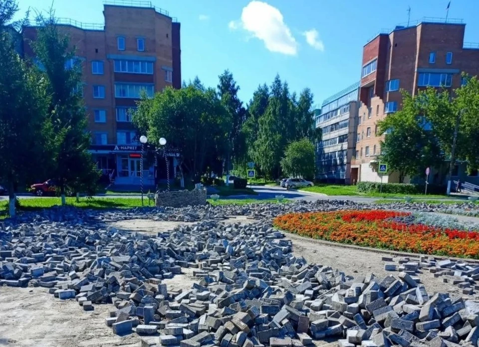 В парке «Я люблю Воротынск» начали укладывать новую плитку.