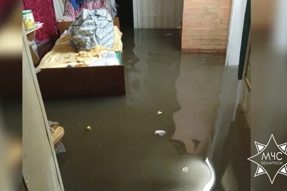 В Гомеле из-за сильного ливня оказались подтоплены несколько домов. Фото: скриншот с видео МЧС Беларуси