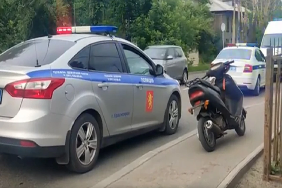 Двое подростков перевернулись на мопеде в Красноярске. Фото: Госавтоинспекция.