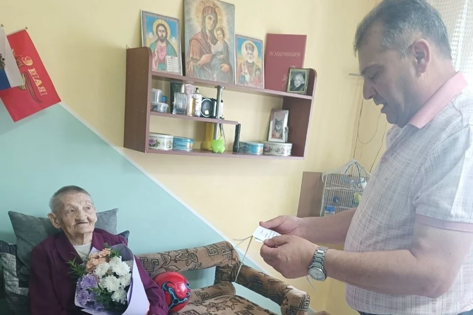 В Волновахском муниципальном округе ДНР торжественно поздравили с 96-летием Нину Кирилловну Леонову. Фото: t.me/volnovahaDNR