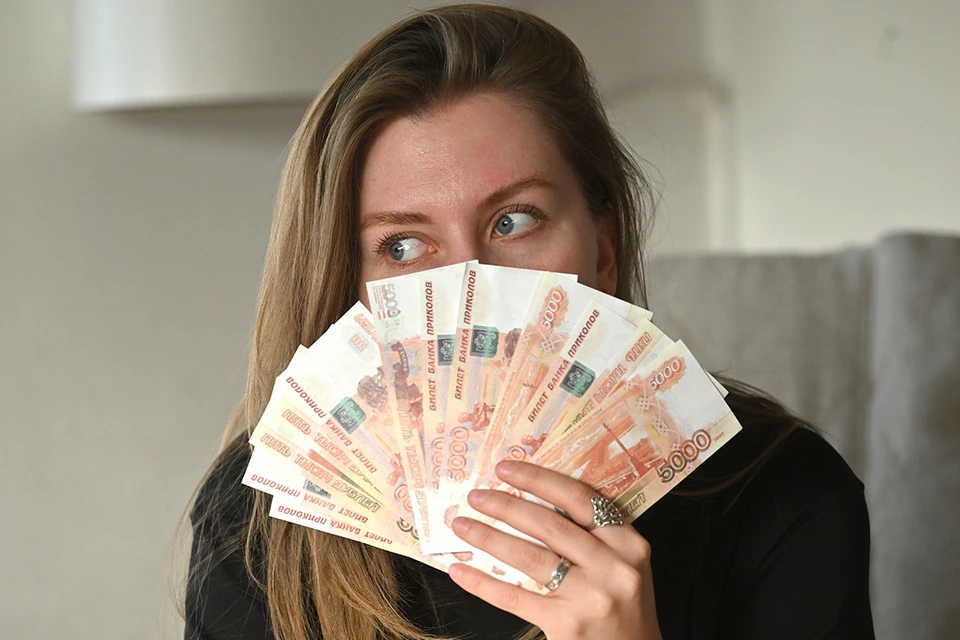 В России считают богатыми людей с доходом от 393 000 рублей.