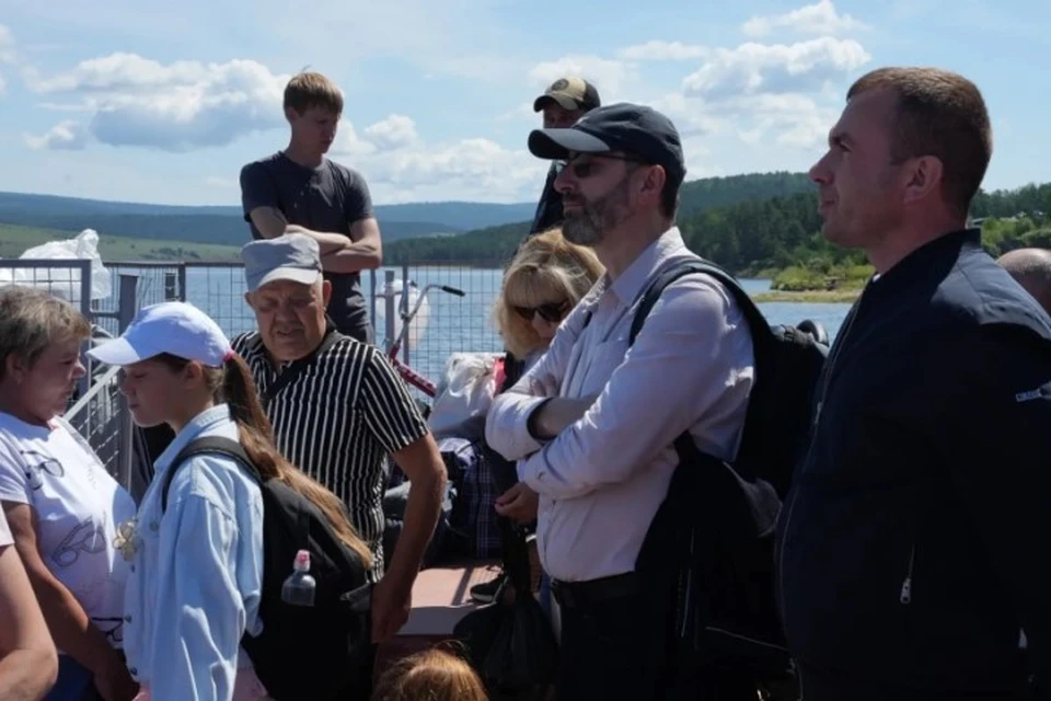 Депутаты пообщались с пассажирами, расспросили их об удобстве расписания и системы продажи билетов, в целом о качестве транспортного сообщения.