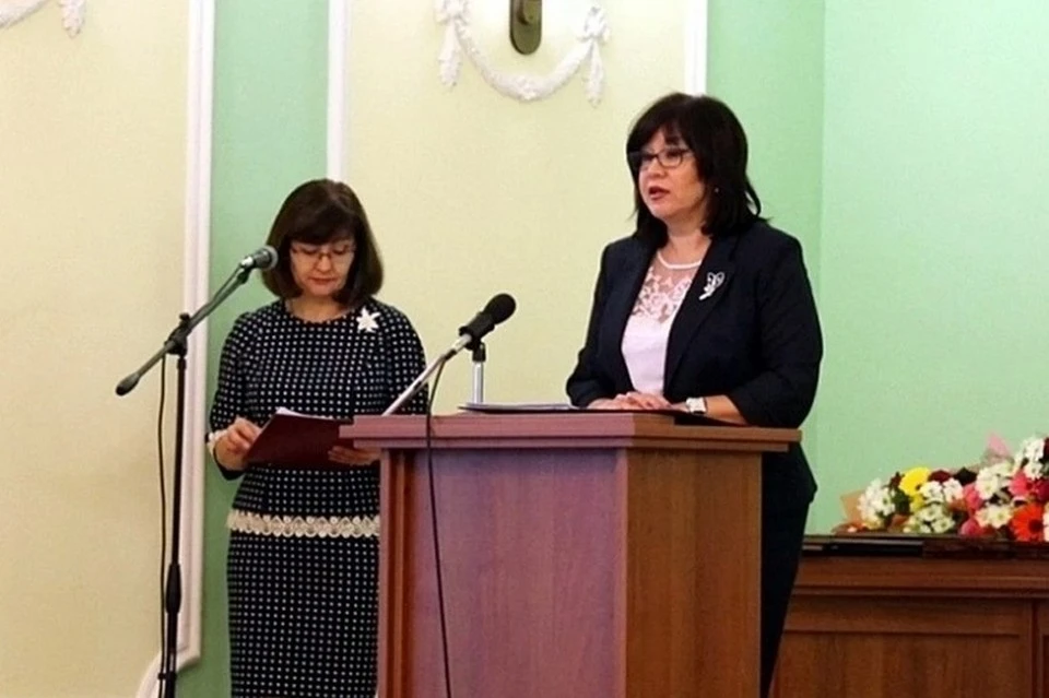 Елена Сапунова покидает Рязанский областной суд. Фото: Рязанская областная Дума.