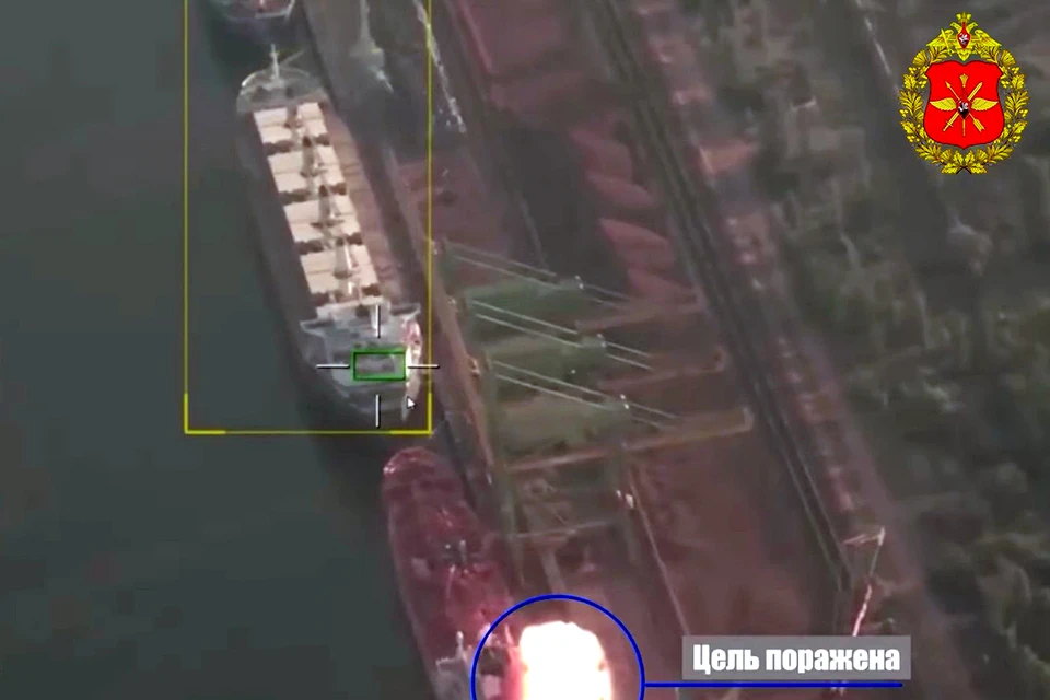 Минобороны России опубликовало видео ударов беспилотными летательными аппаратами „Герань-4 Сикер“ по сухогрузам в порту Черноморск Одесской области