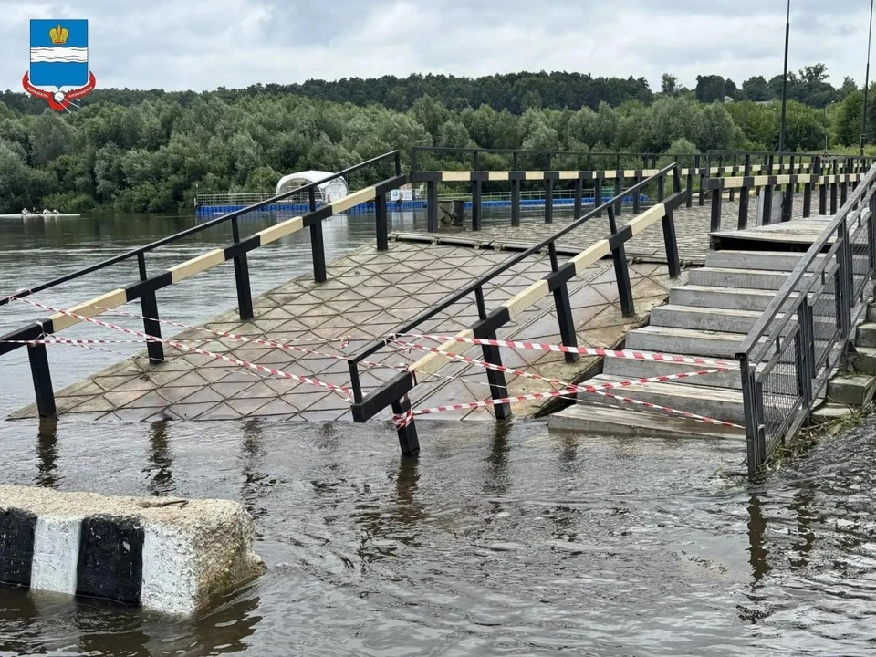 Власти объясняют перекрытие моста ростом уровня воды до 60 сантиметров.