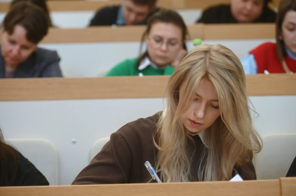 Почти вдвое увеличилось количество выпускников в Ленобласти, сдавших ЕГЭ на 100 баллов.