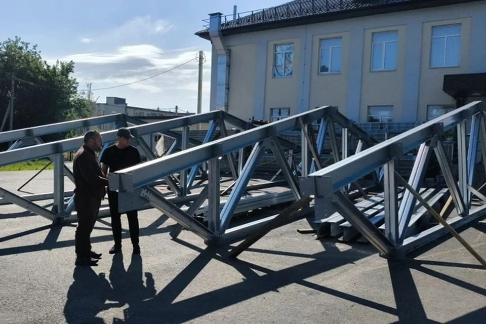 Глава Волновахского округа Константин Зинченко проверил ход строительства спортзала в школе Волновахи. Фото: ТГ/Зинченко