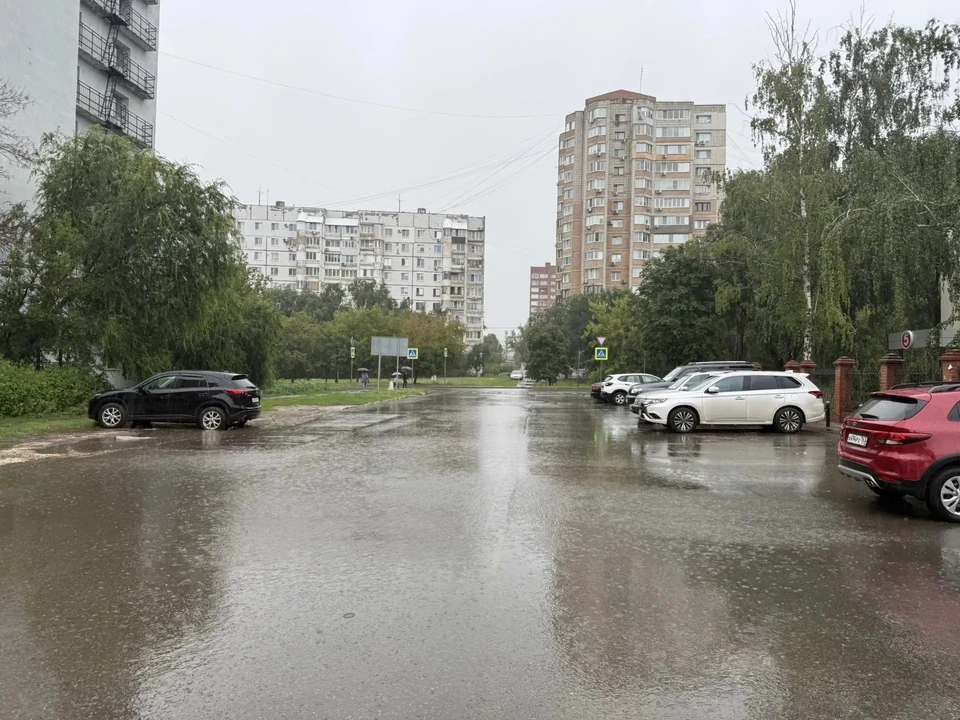 Дождь, который сегодня накрапывал в течение дня, как будто собрал всю силу