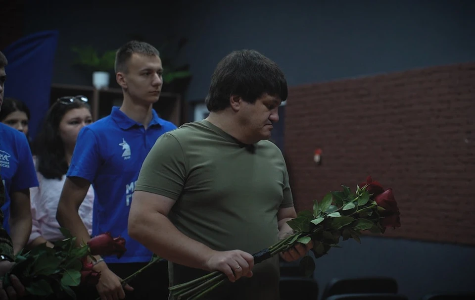 Цветы возложил и лично знавший Михаила Толстых командир «Пятнашки» Ахра Авидзба. Фото: МГЕР ДНР