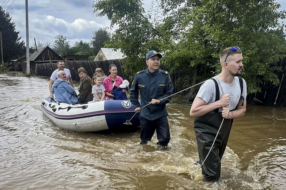 Паводковые воды по-прежнему остаются в 28 муниципальных образованиях. Фото: МЧС России