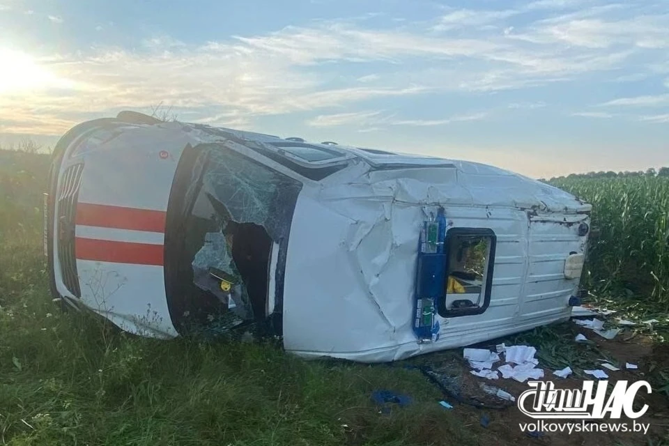 Четыре человека попали в больницу после ДТП с машиной скорой помощи под Волковыском. Фото: издание «Наш час»