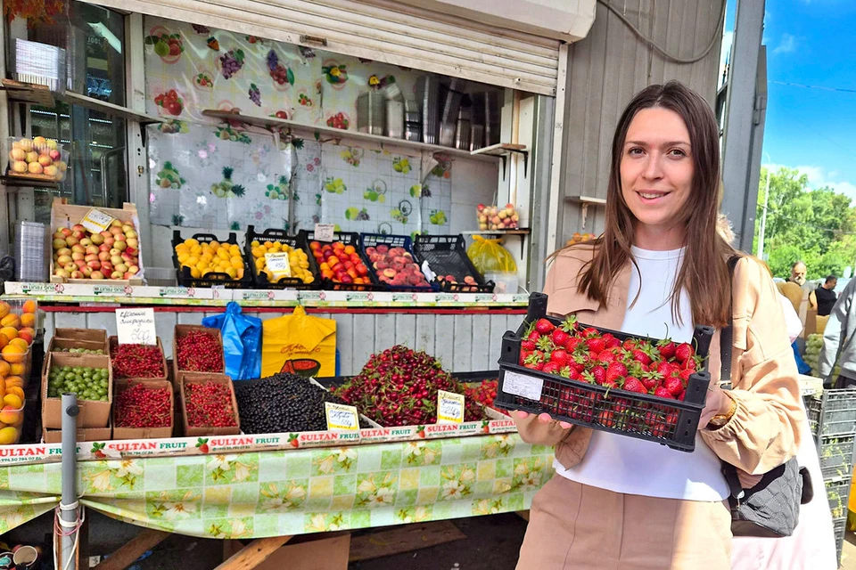 На рынке ягоды и овощи вкуснее магазинных, и на них охотно делают скидки