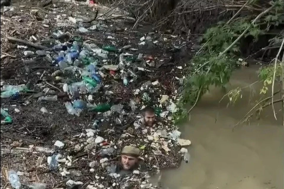 Река Сунжа превратилась в настоящую свалку. Фото: стоп-кадр видео idris_musakhadziev