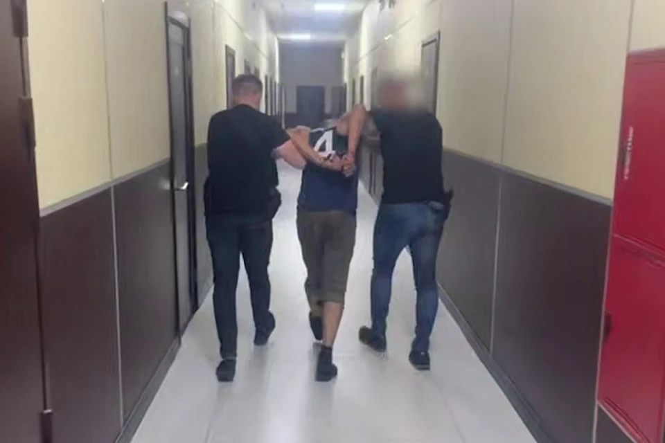 В Мариуполе задержан грабитель, похитивший более 30 блоков сигарет с ножом. Фото: МВД ДНР
