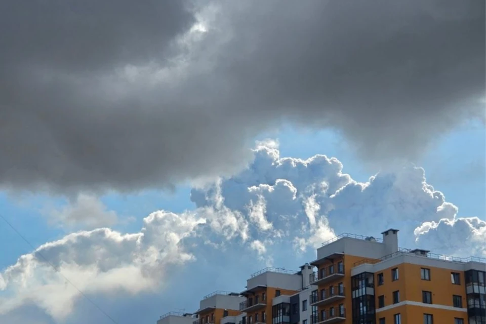 Петербуржцы начали замечать в небе странные столбы.