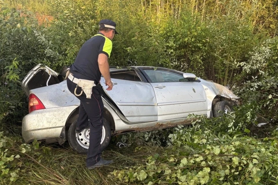 Водитель Toyota на большой скорости съехал с проезжей части. Фото: Госавтоинспекция Свердловской области
