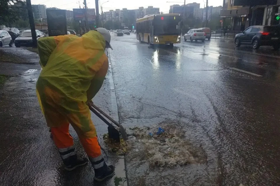 Четыре бригады чистят ливневки и откачивают воду из низин после залпового ливня в Ростове. Фото: канал Александра Скрябина в МАХ