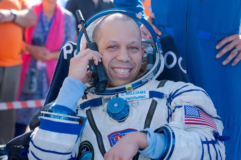 Астронавт NASA Кристофер Уильямс получил именную матрёшку — традиционный сувенир для вернувшихся с орбиты.