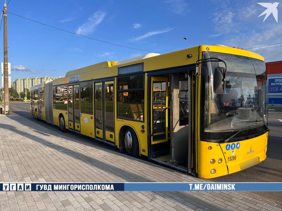 Автобус "МАЗ", не поставленный на ручник, задавил водителя, который вышел устранить техническую неисправность. Фото: УГАИ ГУВД Мингорисполкома.