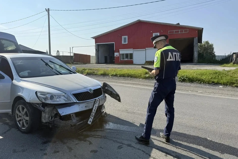 Водитель легкового автомобиля не уступил дорогу байкеру и сбил его. Фото: Госавтоинспекция Свердловской области