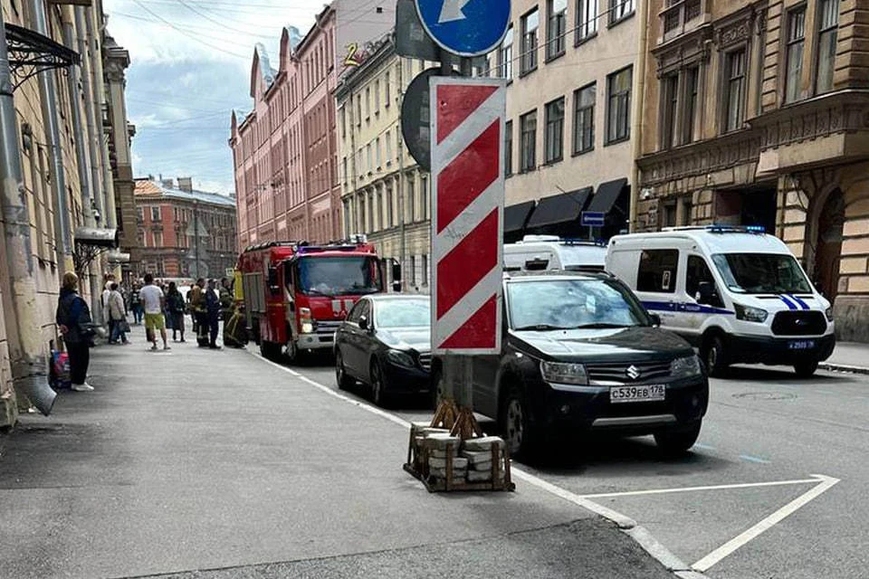 Мальчик попытался пролезть между створкой и стеной. Фото: очевидцы