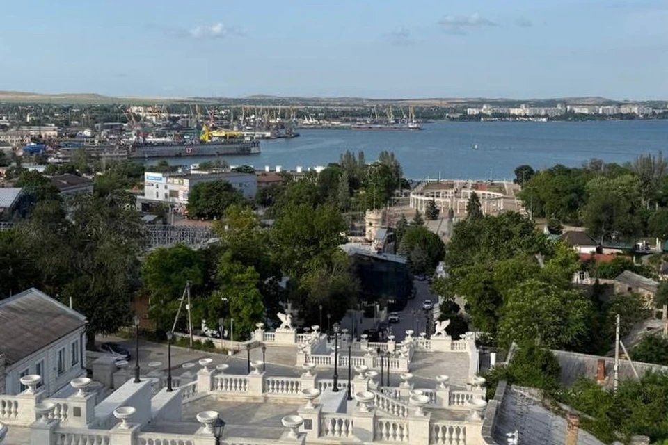 Беспилотник ВСУ атаковали жилой дом в Керчи.