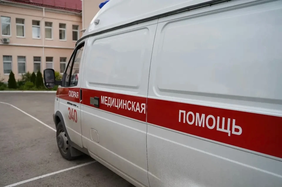 Мальчик выпал из окна и получил жуткие травмы.