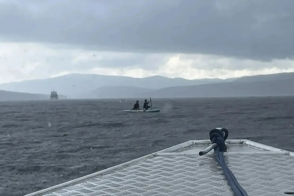 На Красноярском море вышли прокататься пять девушек на двух сапах. Фото: КГКУ "Спасатель"