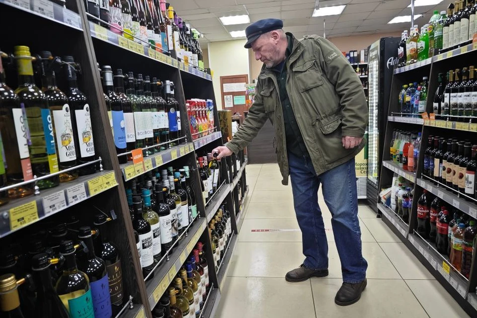 Как магазин умудряется продавать спиртное и ночью, непонятно.