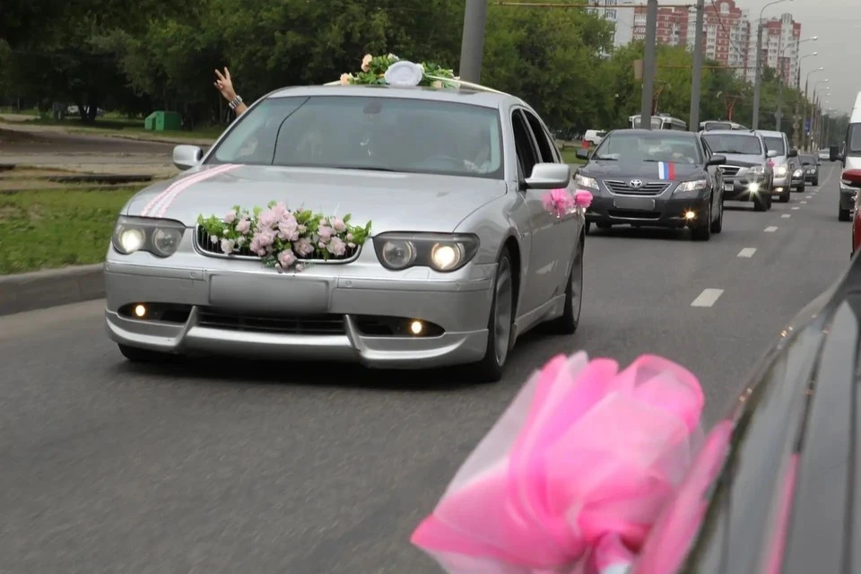 В Дагестане свадебный кортеж перегородила бабушка.