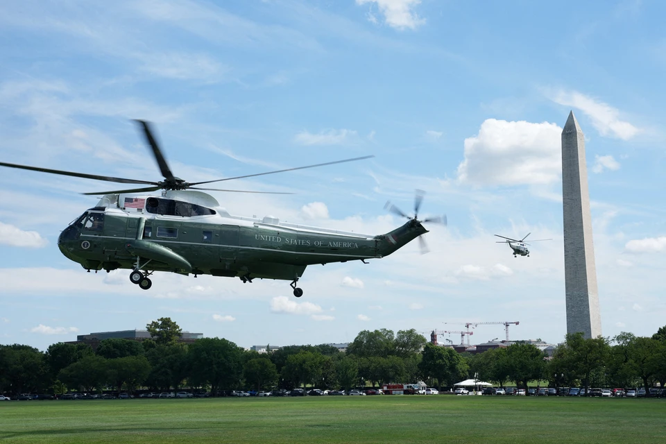 Вертолет Marine One с президентом США Дональдом Трампом на борту